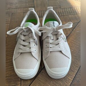Cariuma Pantone Sneakers